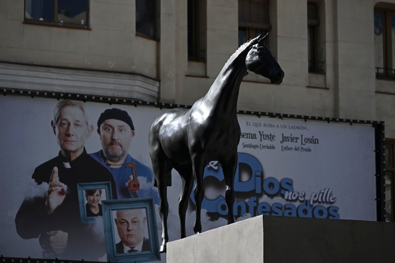  La obra fue realizada en bronce y elevada sobre un pedestal de hormigón. EFE / F. Villar