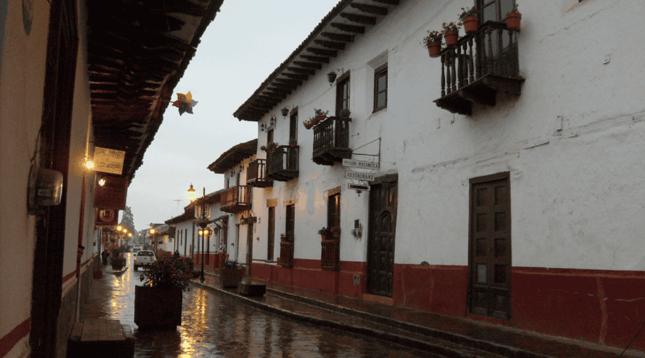 Mazamitla se transforma en un paraíso verde durante la temporada de lluvias. Conoce las opciones de transporte en autobús, coche, avión o taxi para llegar a este Pueblo Mágico desde distintos puntos del país y disfrutar de sus cascadas y cabañas. flickr ESPECIAL