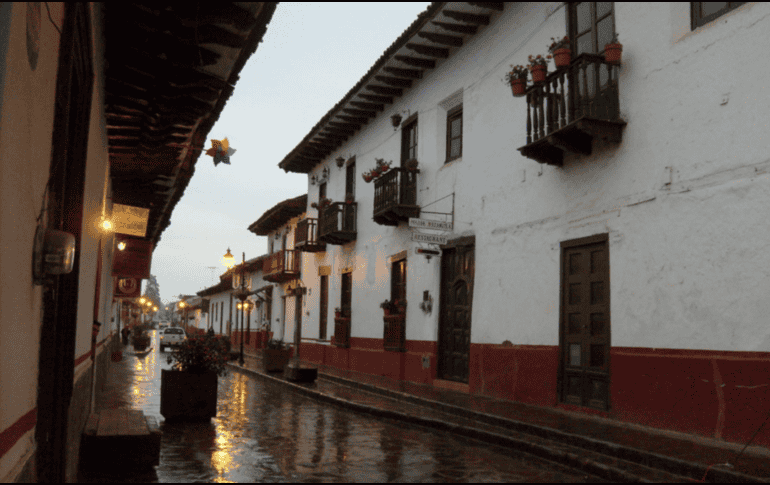 Mazamitla se transforma en un paraíso verde durante la temporada de lluvias. Conoce las opciones de transporte en autobús, coche, avión o taxi para llegar a este Pueblo Mágico desde distintos puntos del país y disfrutar de sus cascadas y cabañas. flickr ESPECIAL