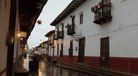 Mazamitla se transforma en un paraíso verde durante la temporada de lluvias. Conoce las opciones de transporte en autobús, coche, avión o taxi para llegar a este Pueblo Mágico desde distintos puntos del país y disfrutar de sus cascadas y cabañas. flickr ESPECIAL