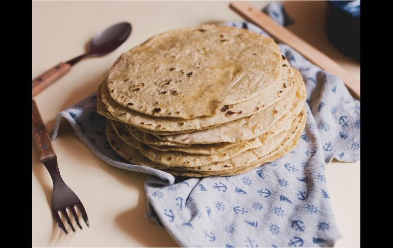 Descubre por qué envolver tus tortillas en papel acelera su deshidratación y cómo el uso de una servilleta de tela con bolsa plástica previene la retrogradación del almidón. ESPECIAL/PIXABAY