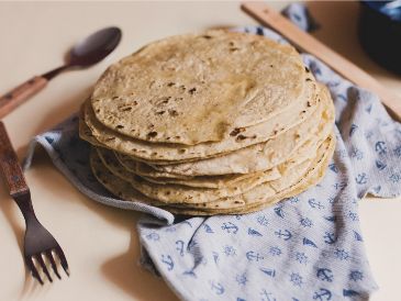 Descubre por qué envolver tus tortillas en papel acelera su deshidratación y cómo el uso de una servilleta de tela con bolsa plástica previene la retrogradación del almidón. ESPECIAL/PIXABAY
