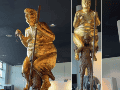 La frase inscrita en el pedestal de la escultura no es una invención ni una cita literal de Trump. es una famosa reflexión del escritor y pensador ruso León Tolstói. EFE / L. CERDEIRA.