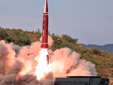 Esta fotografía, facilitada por el gobierno de Corea del Norte, muestra una prueba de misiles el lunes 12 de octubre de 2026 en un lugar no revelado del territorio norcoreano. AP/KCNA