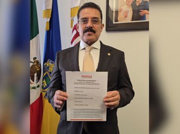 Carlos Lomelí formalizó su registro en el proceso interno de Morena para buscar la coordinación de los Comités de Defensa en Guadalajara. ESPECIAL.