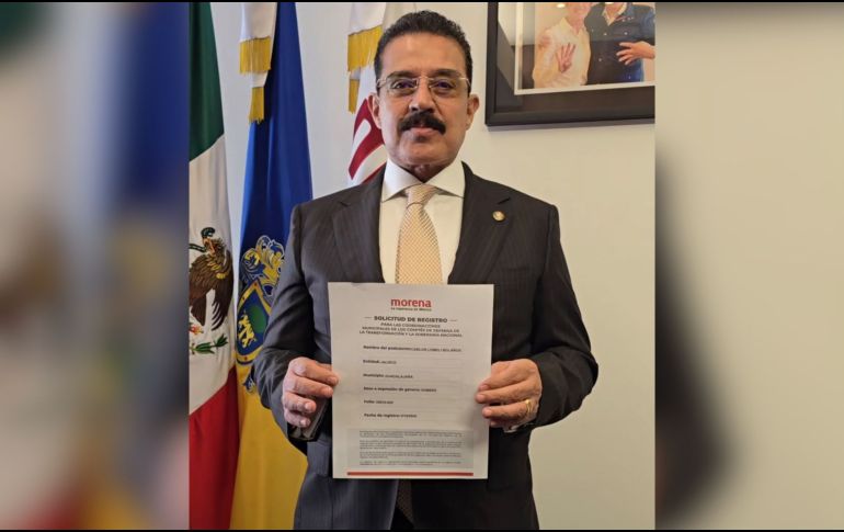 Carlos Lomelí formalizó su registro en el proceso interno de Morena para buscar la coordinación de los Comités de Defensa en Guadalajara. ESPECIAL.