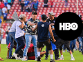 Mientras algunos asistentes intentaban escapar, familias enteras ingresaron a la cancha para ponerse a salvo. IMAGO7 / CANVA