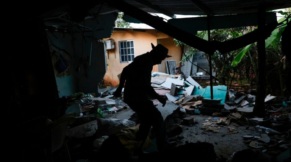 Pedro Frías Castillo camina al interior de su casa en Macaracas, donde vivía con su esposa Elena Barría, quien murió este 14 de octubre. EFE/B. Velasco