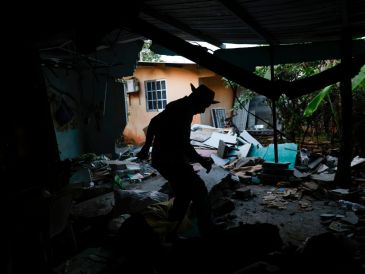 Pedro Frías Castillo camina al interior de su casa en Macaracas, donde vivía con su esposa Elena Barría, quien murió este 14 de octubre. EFE/B. Velasco