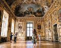 Visitantes fotografían la ventana rota durante la reapertura de la Galería Apolo, escenario del robo de joyas de la corona francesa valuadas en 88 millones de euros en 2025. AFP