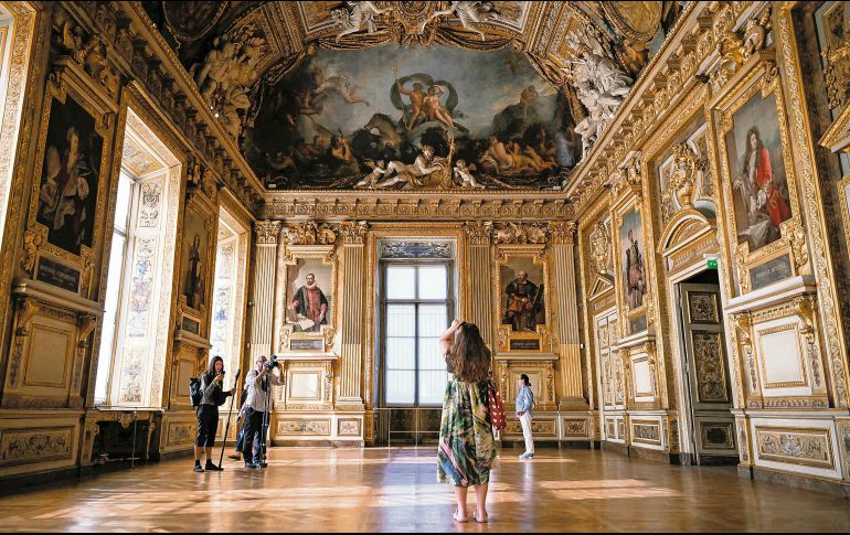 Visitantes fotografían la ventana rota durante la reapertura de la Galería Apolo, escenario del robo de joyas de la corona francesa valuadas en 88 millones de euros en 2025. AFP
