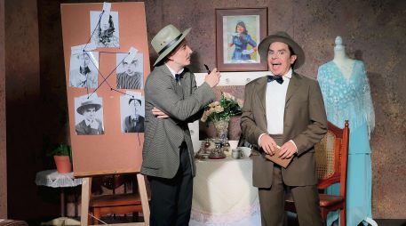 Los actores Francisco Morales y Gustavo Arcadio Cervantes, comparten escenario en una historia donde el misterio, el humor y la música se entrelazan. CORTESÍA