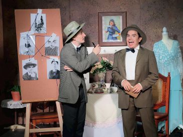 Los actores Francisco Morales y Gustavo Arcadio Cervantes, comparten escenario en una historia donde el misterio, el humor y la música se entrelazan. CORTESÍA
