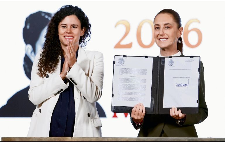 La Presidenta Claudia Sheinbaum muestra el decreto que obliga a las plataformas a restringir contenidos nocivos para menores. EFE