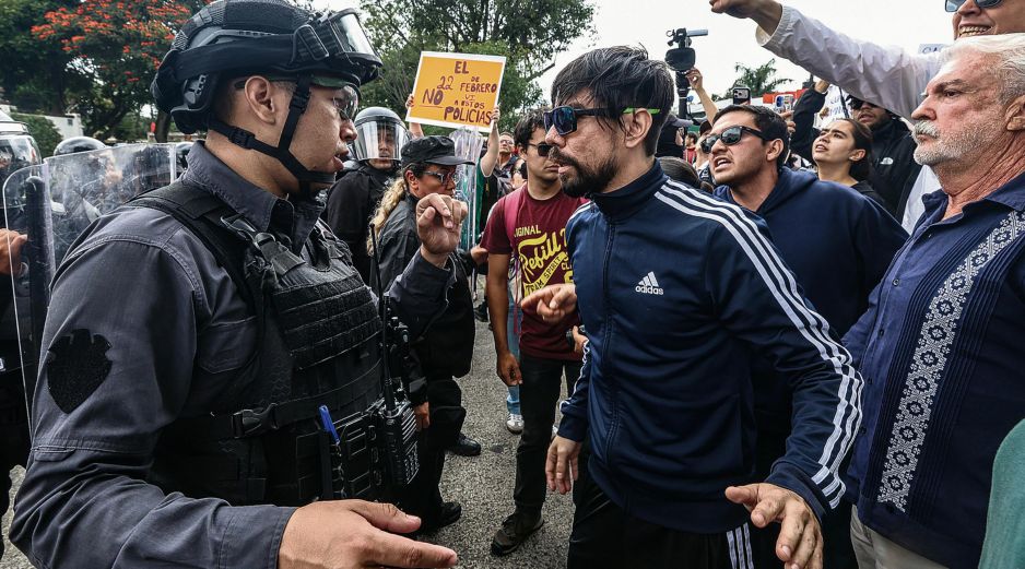 Manifestantes y policías se enfrentaron el domingo pasado frente a Casa Jalisco, durante la movilización para exigir agua limpia. EL INFORMADOR/ A. Navarro