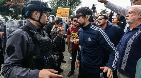Manifestantes y policías se enfrentaron el domingo pasado frente a Casa Jalisco, durante la movilización para exigir agua limpia. EL INFORMADOR/ A. Navarro