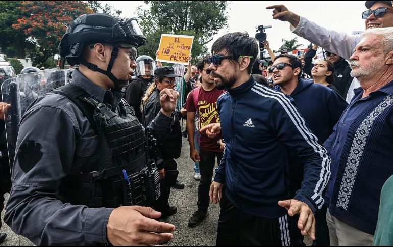 Manifestantes y policías se enfrentaron el domingo pasado frente a Casa Jalisco, durante la movilización para exigir agua limpia. EL INFORMADOR/ A. Navarro