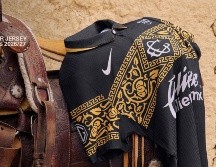 El nuevo jersey destaca por su diseño en color negro con detalles dorados, inspirado en elementos característicos del traje de charro. X / @Chivas