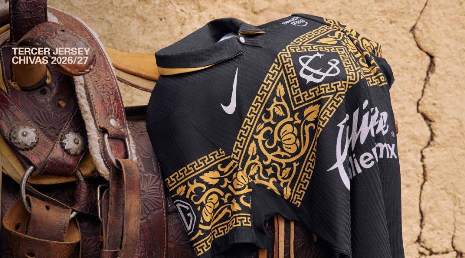 El nuevo jersey destaca por su diseño en color negro con detalles dorados, inspirado en elementos característicos del traje de charro. X / @Chivas