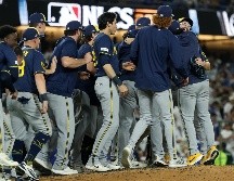 Milwaukee remontó una desventaja de cuatro carreras para vencer 6-4 a los Dodgers, barrer la Serie de Campeonato y regresar a la Serie Mundial después de 44 años. AFP.