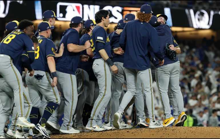 Milwaukee remontó una desventaja de cuatro carreras para vencer 6-4 a los Dodgers, barrer la Serie de Campeonato y regresar a la Serie Mundial después de 44 años. AFP.