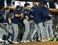 Milwaukee remontó una desventaja de cuatro carreras para vencer 6-4 a los Dodgers, barrer la Serie de Campeonato y regresar a la Serie Mundial después de 44 años. AFP.