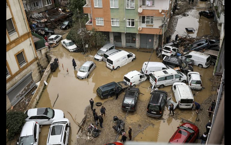 En algunos vecindarios, las inundaciones arrastraron automóviles haciendo que chocaran entre sí, lo que generó caos viales. AFP/B. Ozkan