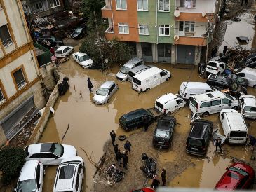 En algunos vecindarios, las inundaciones arrastraron automóviles haciendo que chocaran entre sí, lo que generó caos viales. AFP/B. Ozkan