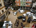 En algunos vecindarios, las inundaciones arrastraron automóviles haciendo que chocaran entre sí, lo que generó caos viales. AFP/B. Ozkan