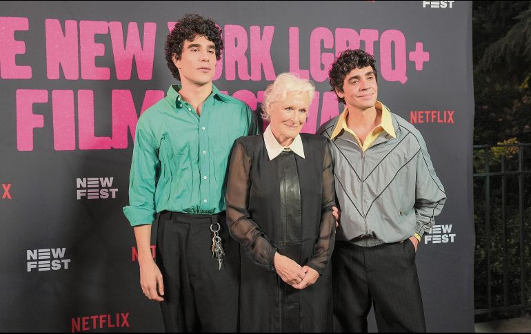 Javier Calvo y Javier Ambrossi posan junto a la actriz Glenn Close. EFE