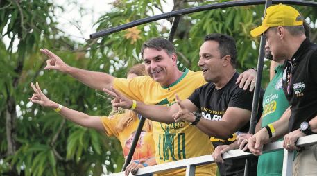 El senador Flávio Bolsonaro enfrenta una cerrada disputa electoral con el presidente Luiz Inácio Lula da Silva. AP