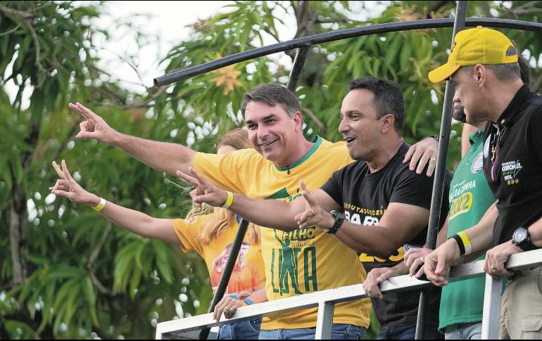 El senador Flávio Bolsonaro enfrenta una cerrada disputa electoral con el presidente Luiz Inácio Lula da Silva. AP