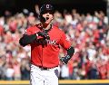 Petey Halpin de los Guardianes de Cleveland celebra tras batear un jonrón de dos carreras en el quinto inning del tercer juego de la Serie de Campeonato de la Liga Americana. AP/P. Long
