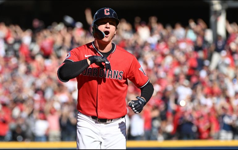 Petey Halpin de los Guardianes de Cleveland celebra tras batear un jonrón de dos carreras en el quinto inning del tercer juego de la Serie de Campeonato de la Liga Americana. AP/P. Long