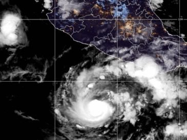 Trudy podría impactar el domingo como huracán categoría 3 o 2. AP/NOAA