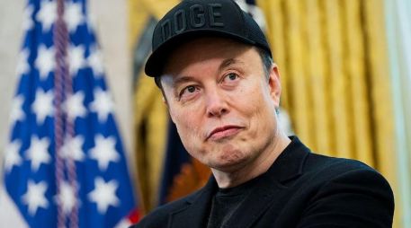 Elon Musk sorprendió al mundo al presentar el nuevo Tesla Roadster, un vehículo capaz de volar gracias a propulsores de SpaceX. ESPECIAL