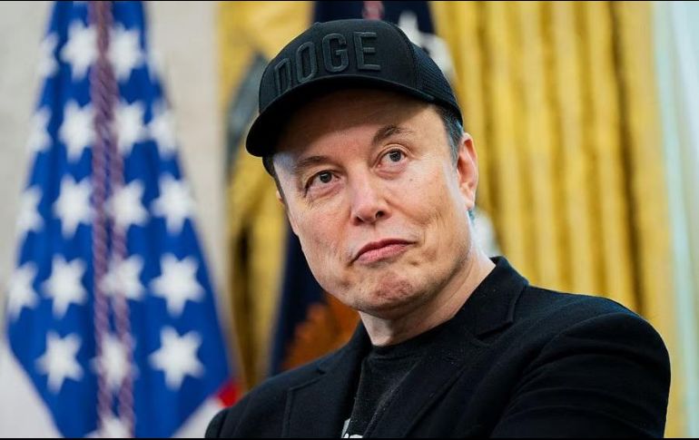 Elon Musk sorprendió al mundo al presentar el nuevo Tesla Roadster, un vehículo capaz de volar gracias a propulsores de SpaceX. ESPECIAL