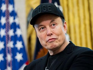 Elon Musk sorprendió al mundo al presentar el nuevo Tesla Roadster, un vehículo capaz de volar gracias a propulsores de SpaceX. ESPECIAL