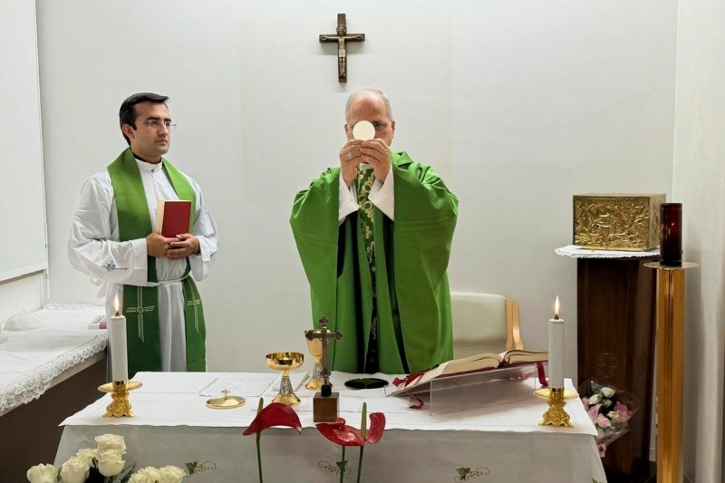 Papa León XIV oficiando una misa junto a su secretario personal, el peruano Edgar Rimaycuna. EFE/EPA/Oficina de prensa del Vaticano