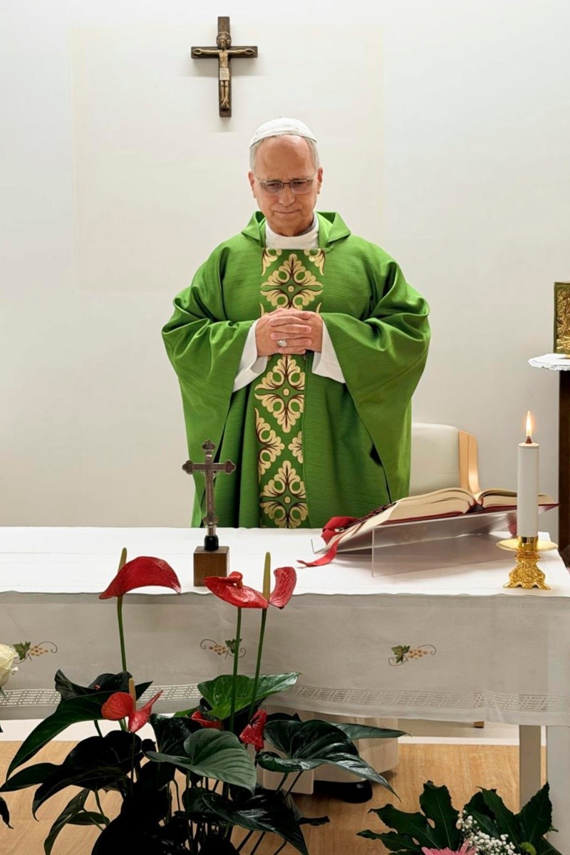 En la imagen se ve al Papa con paramentos verdes y su solideo blanco. EFE/EPA/Oficina de prensa del Vaticano