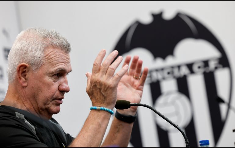 El entrenador del Valencia CF, Javier Aguirre, durante su comparecencia este viernes ante los medios de comunicación en la previa del partido correspondiente a la Jornada 9 frente al Athletic Club. EFE / Manuel Bruque