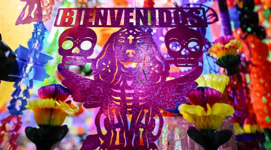 PAPEL PICADO. En tiempos de la inteligencia artificial y las cortadoras láser, muchos lo siguen haciendo completamente a mano y lo exportan a todo el mundo. AFP / A. Estrella