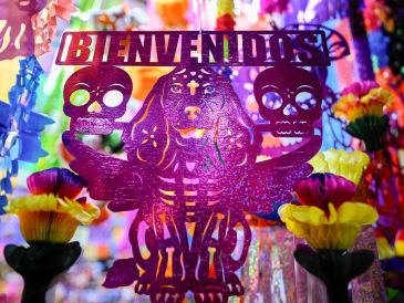 PAPEL PICADO. En tiempos de la inteligencia artificial y las cortadoras láser, muchos lo siguen haciendo completamente a mano y lo exportan a todo el mundo. AFP / A. Estrella