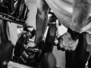 El fisicoculturismo exige un equilibrio perfecto entre entrenamiento y salud; sin embargo, la obsesión por el músculo puede derivar en un peligroso trastorno. UNSPLASH / A. Maragos