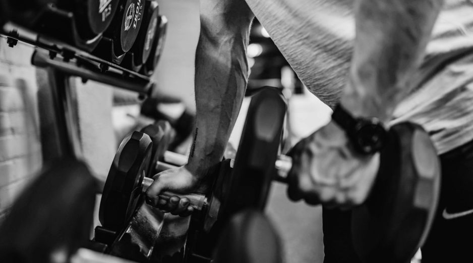 El fisicoculturismo exige un equilibrio perfecto entre entrenamiento y salud; sin embargo, la obsesión por el músculo puede derivar en un peligroso trastorno. UNSPLASH / A. Maragos