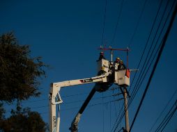 La CFE activó un protocolo de emergencia con más de dos mil 700 electricistas para enfrentar los posibles daños del huracán “Trudy” en México.  EL INFORMADOR/ARCHIVO