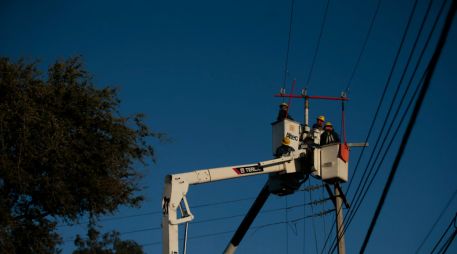 La CFE activó un protocolo de emergencia con más de dos mil 700 electricistas para enfrentar los posibles daños del huracán “Trudy” en México.  EL INFORMADOR/ARCHIVO