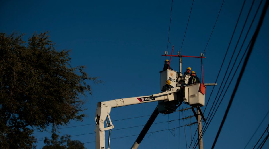 La CFE activó un protocolo de emergencia con más de dos mil 700 electricistas para enfrentar los posibles daños del huracán “Trudy” en México.  EL INFORMADOR/ARCHIVO