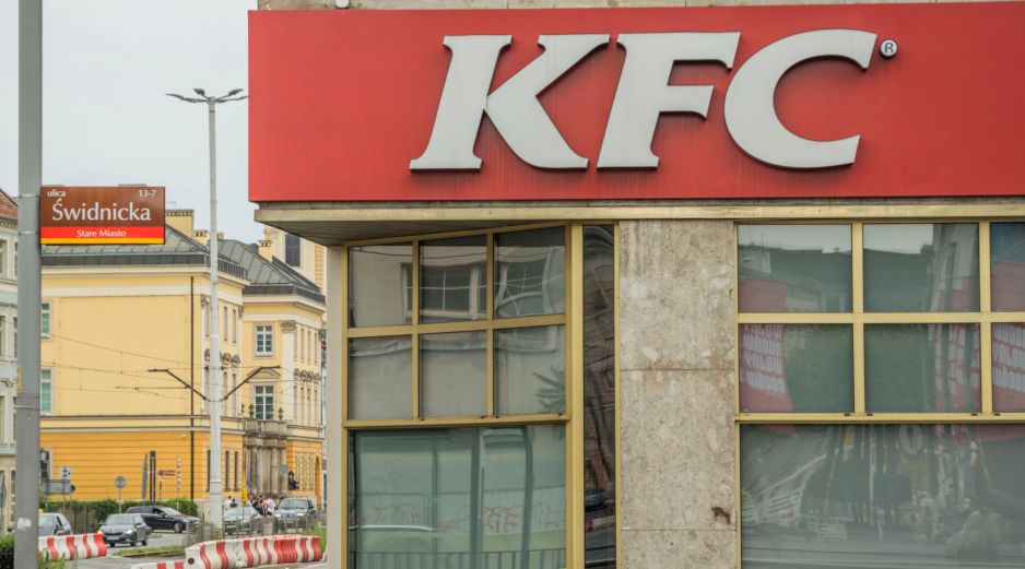 KFC anunció que reemplazará a Pepsi con Coca-Cola en sus más de tres mil 600 sucursales en EU para 2027.  EFE/PEXELS