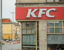 KFC anunció que reemplazará a Pepsi con Coca-Cola en sus más de tres mil 600 sucursales en EU para 2027.  EFE/PEXELS
